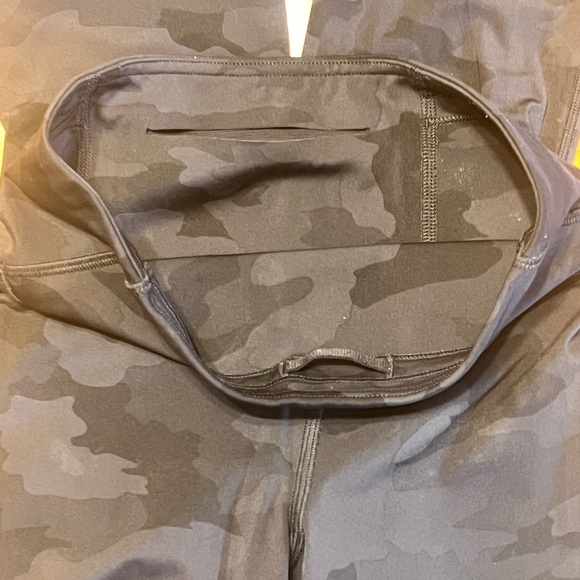 EUC Lululemon ‘Base Pace’ Camo Leggings 25 inseam, Size 4 - Picture 6 of 8